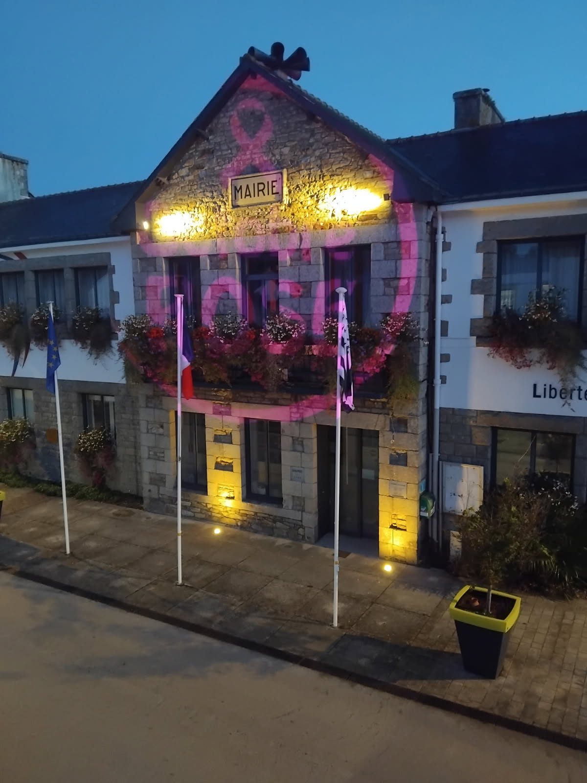 La mairie de Saint Jean Brévelay soutient Octobre rose.